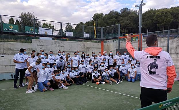 Foto de familia con todos los participantes en el homenaje. 