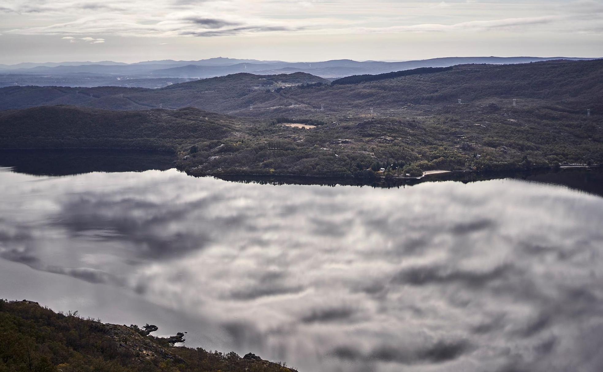 Mirador del Lago de Sanabria en la Senda de los Monjes, con el reflejo de las nubes. 