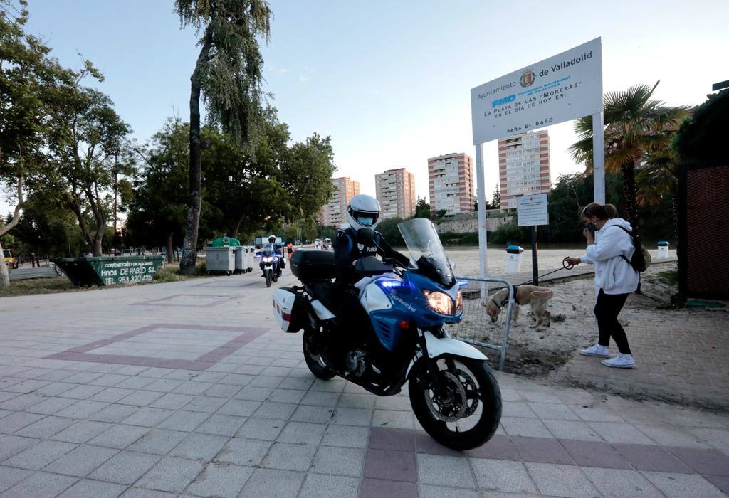 La Policía Local, al atardecer, en la entrada a la playa de Las Moreras. 