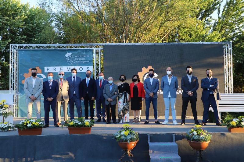 Miembros del Ayuntamiento de Carbajosa con representantes de las empresas galardonadas. 