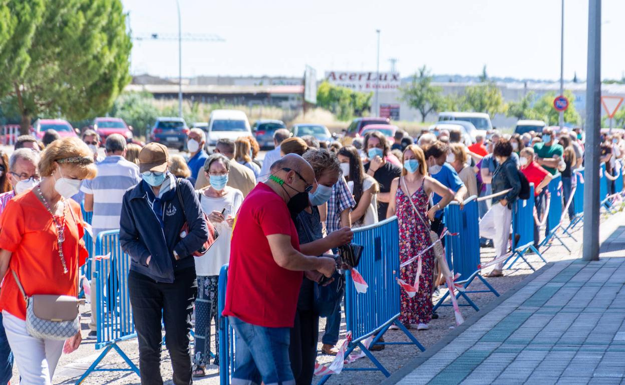 Cola para recibir la segunda dosis de AstraZeneca, esta mañana en Campos Góticos.