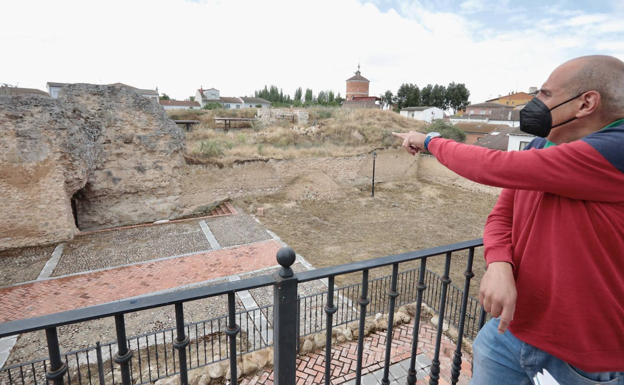 Carlos Mangas señala las ruinas del castillo de Alaejos desde el mirador recién habilitado. 