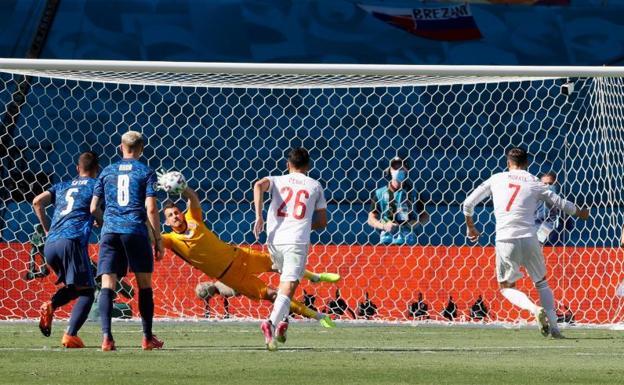 Álvaro Morata falla el penalti ante Eslovaquia. 