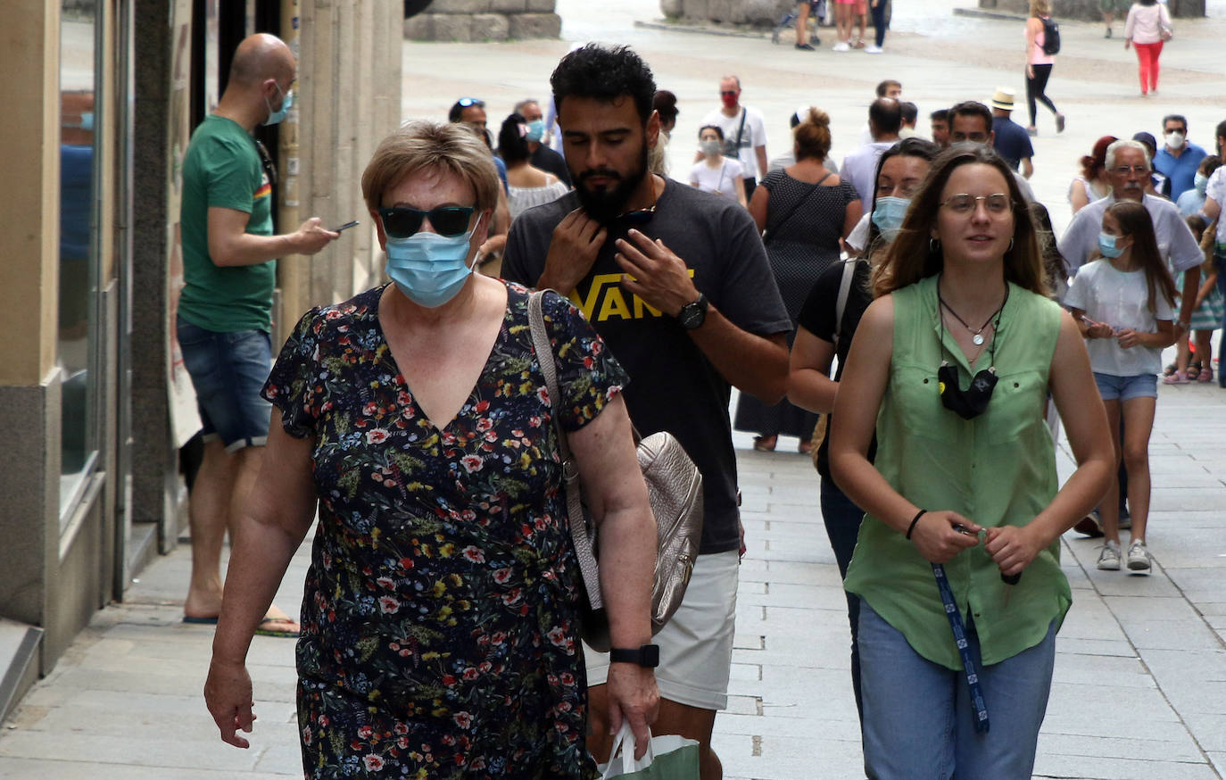 Primer día sin el uso de la mascarilla en exteriores por las calles de Segovia 