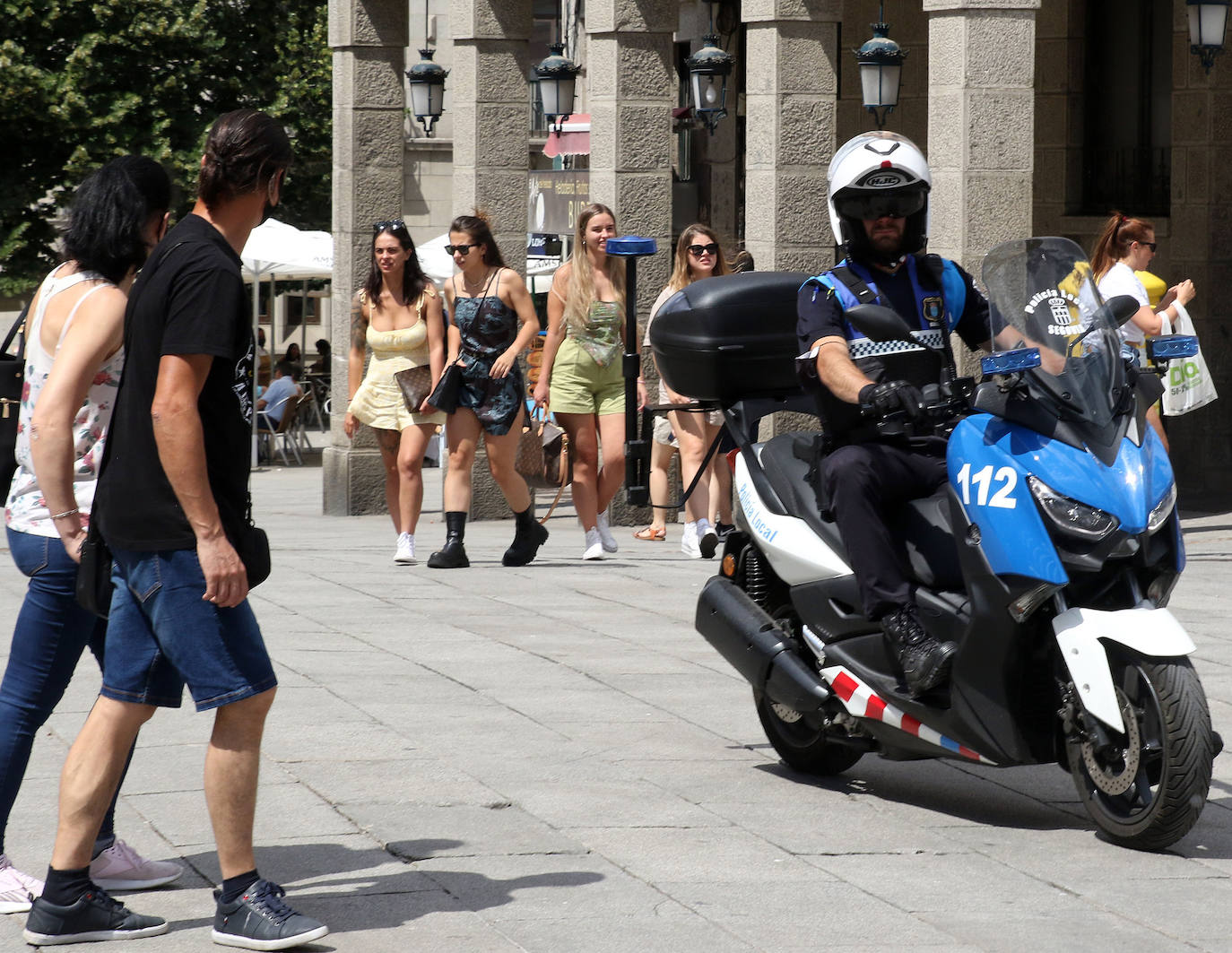 Primer día sin el uso de la mascarilla en exteriores por las calles de Segovia 