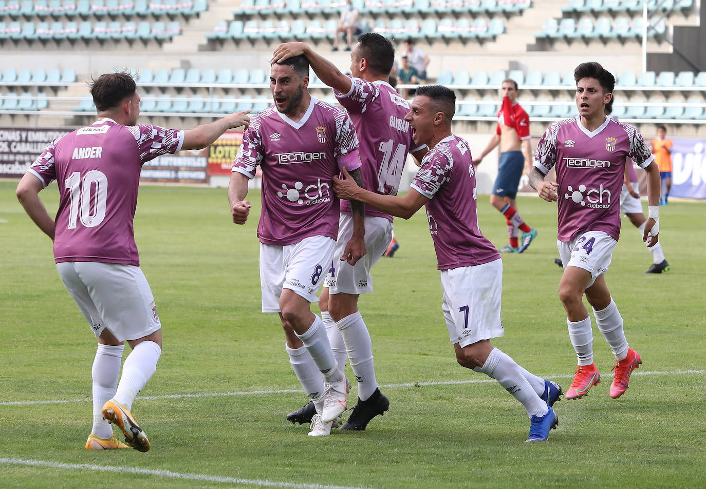 Los jugadores de Pechu doblegan a su rival y son nuevo equipo de Tercera RFEF.