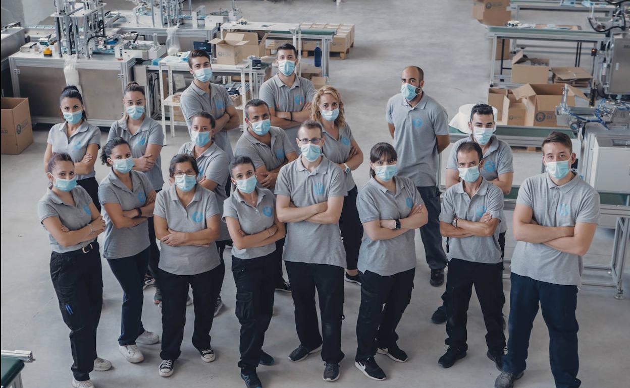 Empleados de Mascarillas Béjar, en la planta de producción de mascarillas. 