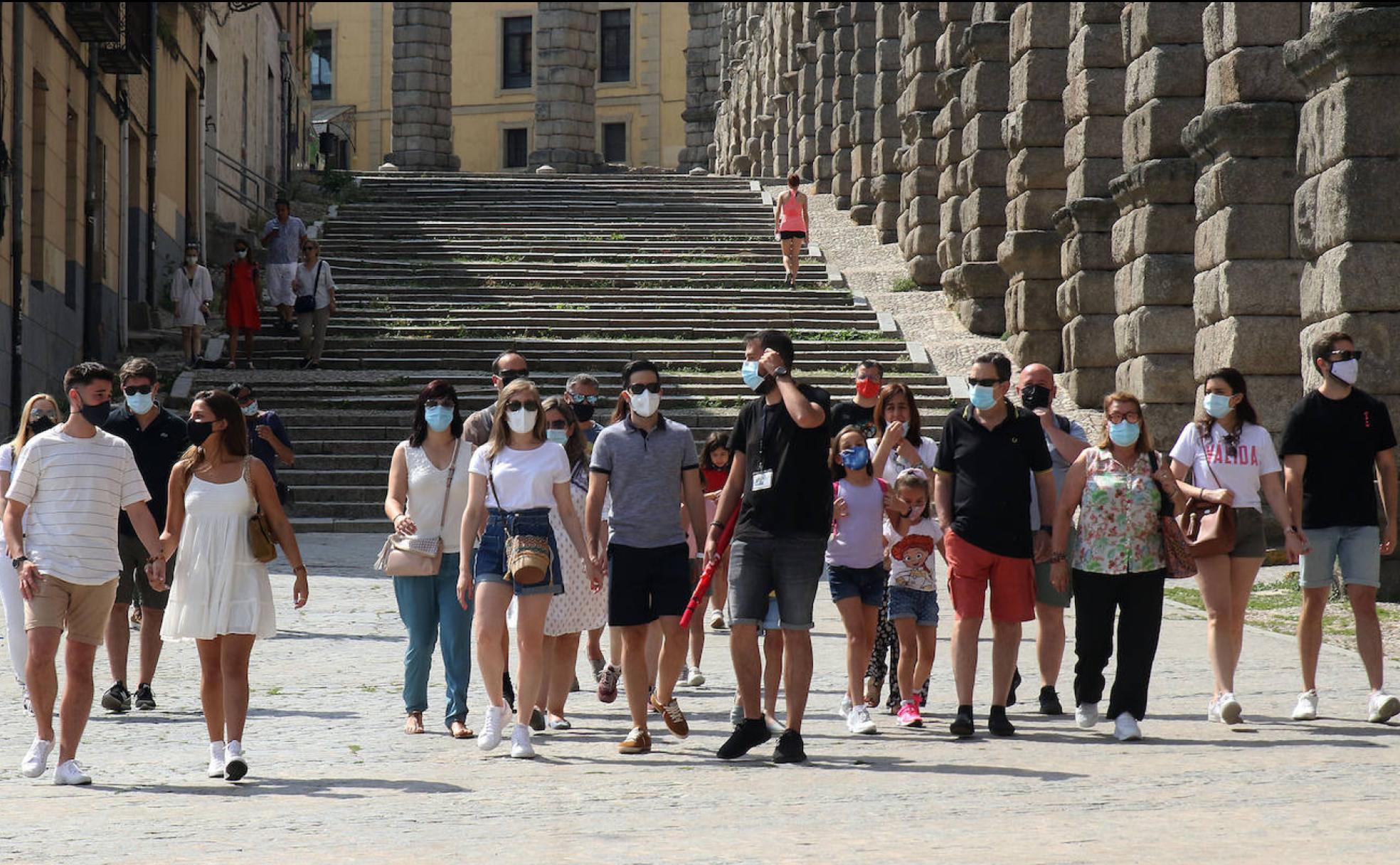 Un grupo de turistas lleva las mascarillas puestas durante la ruta guiada a los pies del Acueducto, este sábado. 