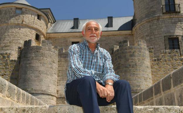 José Ojeda, a la entrada del Archivo de Simancas.