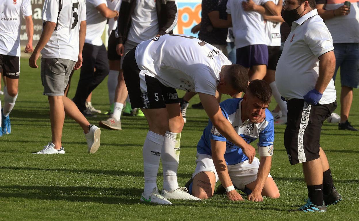 La desolación cundió entre los jugadores segovianos al final del encuentro. El sueño del ascenso se esfumaba. 