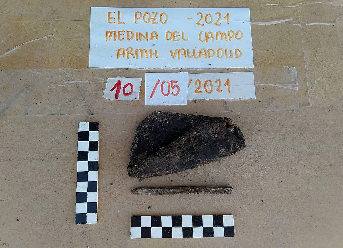 Fotos: Objetos hallados en el pozo de Medina del Campo del que se han rescatado treinta cuerpos de personas ejecutadas en la Guerra Civil