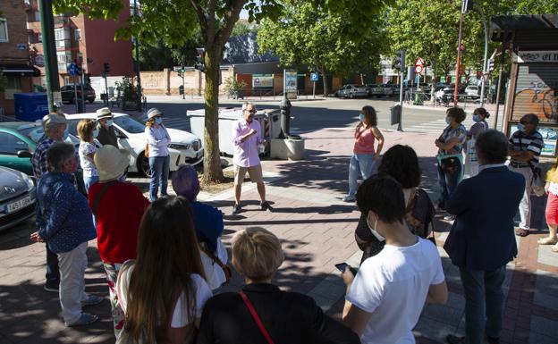 Jesús Anta, durante una explicación de la ruta a su paso por la calle Mirabel. 
