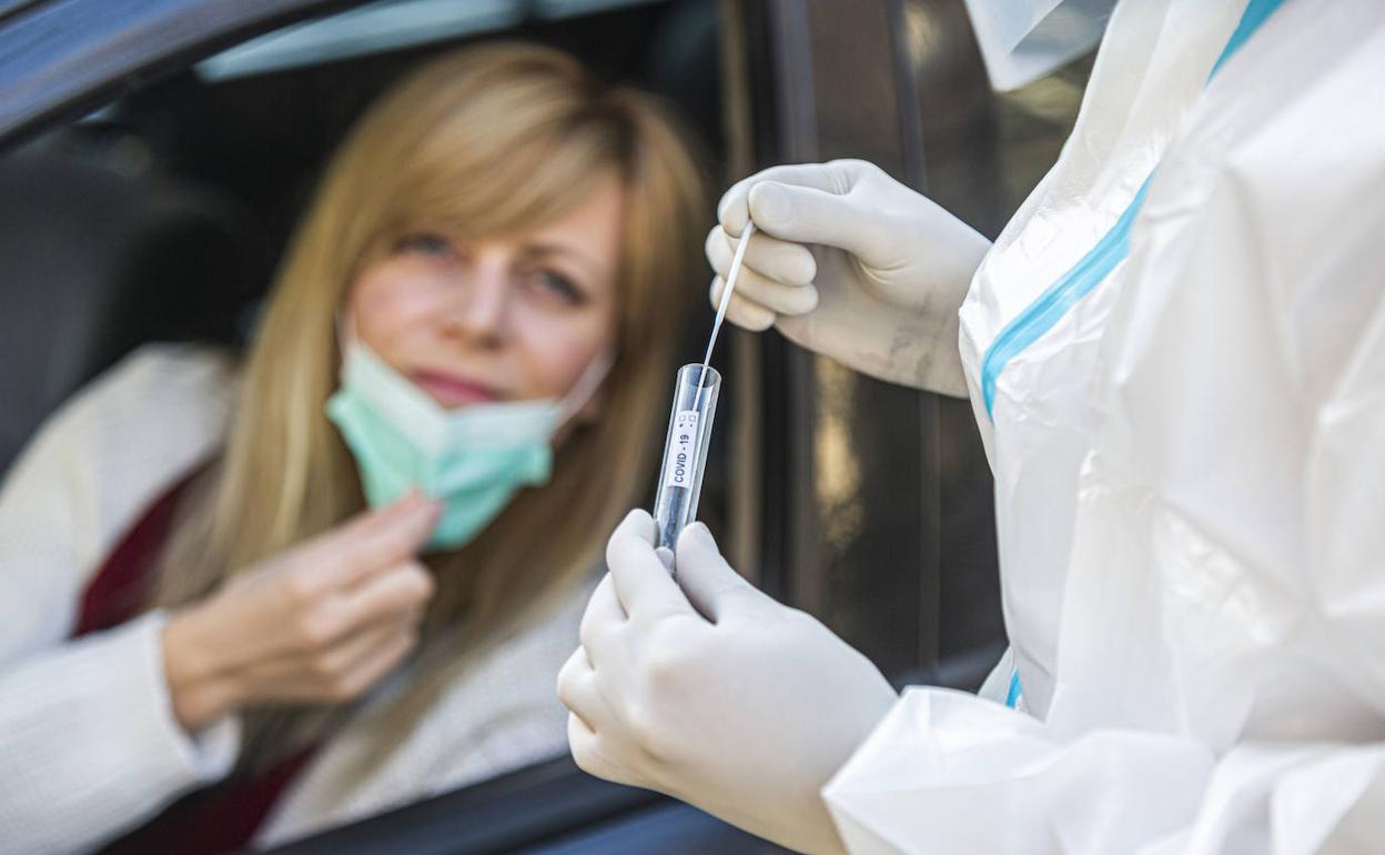 Una mujer, poco antes una prueba PCR.