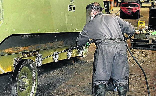 Trabajo en el interior del centro militar de la Base Mixta. 