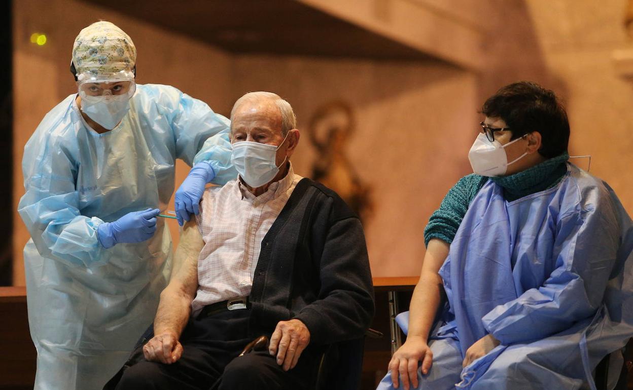Aureo López recibe la segunda dosis de la vacuna de la covid 19 en la residencia Santa Eugenia de Cevico de la Torre.