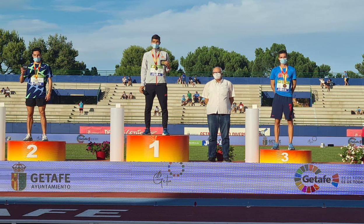 Mario García Romo, a la derecha, con su medalla de bronce. 