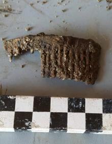 Imagen secundaria 2 - Zapatos, restos de comida y una peineta hallados en el pozo de Medina del Campo.