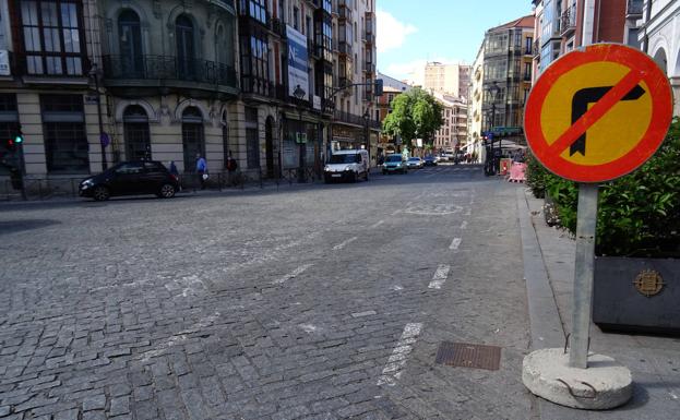 Adoquinado de Angustias y señal que prohíbe el giro a Leopoldo Cano.