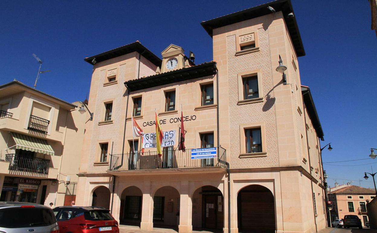 Fachada del Ayuntamiento de Cantalejo. 