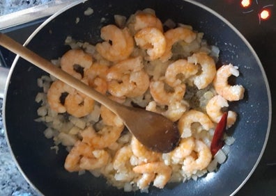Imagen secundaria 1 - La receta: Espaguetis con gambas