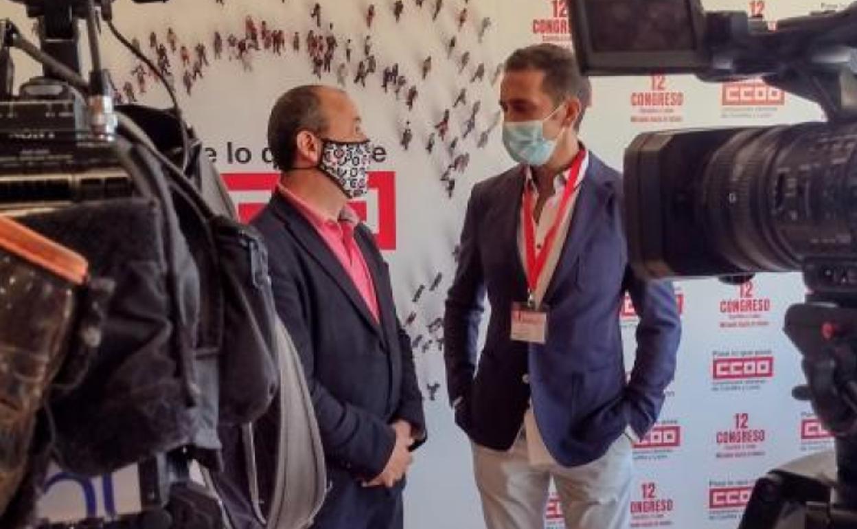 Carlos Bravo, a la izquierda, con Vicente Andrés antes del inicio de congreso de CC OO.