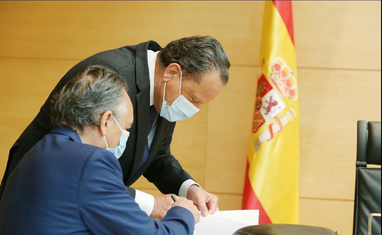 El presidente del Consejo de Cuentas, Mario Amilivia, consulta unos datos con el consejero Emilio Melero.