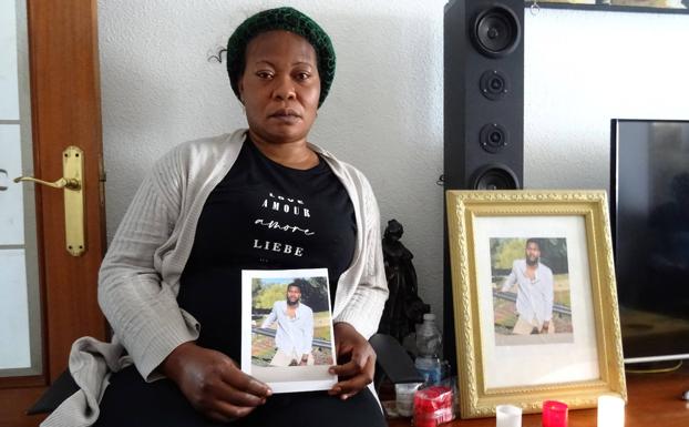 Anita Nchama, la madre de Manasés, del que muestra la foto, en su domicilio de La Rondilla.