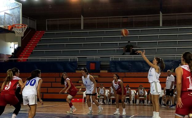 Una jugadora de Avenida lanza desde la línea de tiros libres.