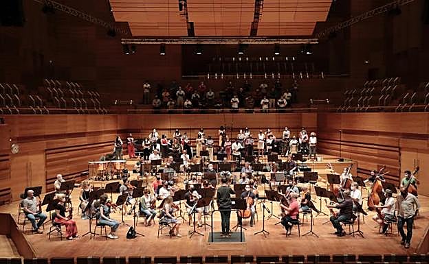 Ensayo de la OSCyL y los coros de Castilla y León, ayer en el auditorio Miguel Delibes. 