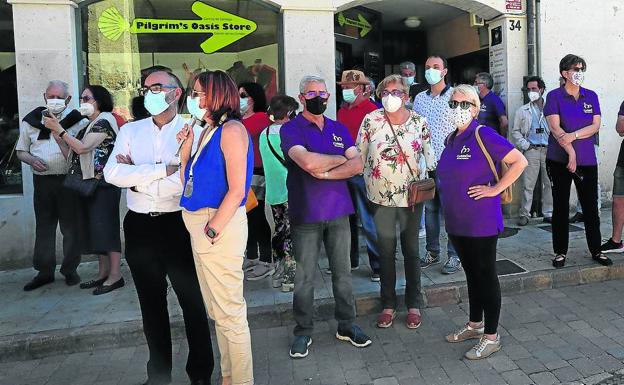 os vecinos esperan la llegada del presidente de la Junta en la calle, ayer en Carrión.