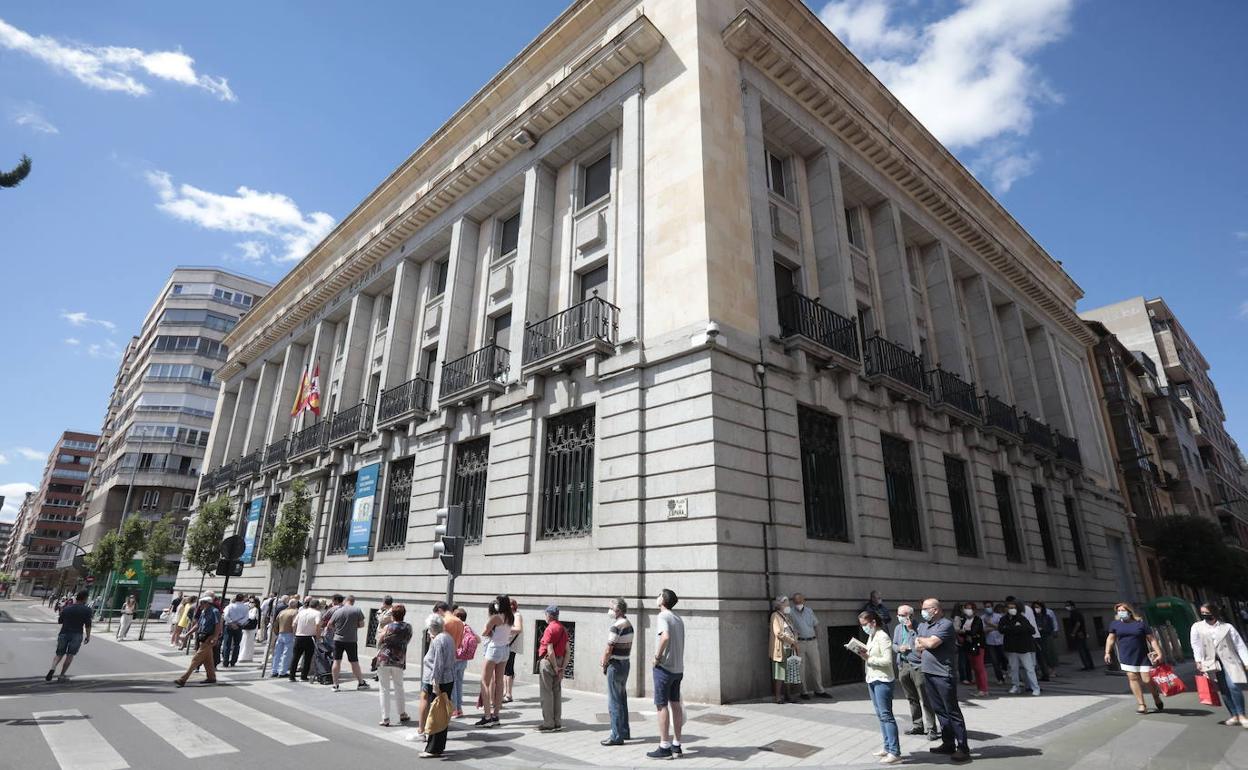 Cola de ciudadanos ante el Banco de España para cambiar pesetas por euros.