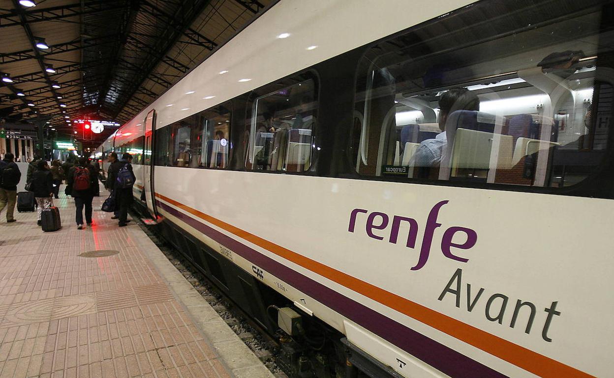 Salida de un Avant en la estación de Valladolid. 