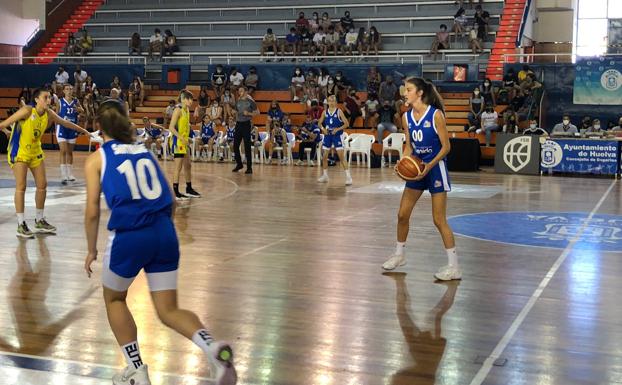 Un momento del partido en Huelva.