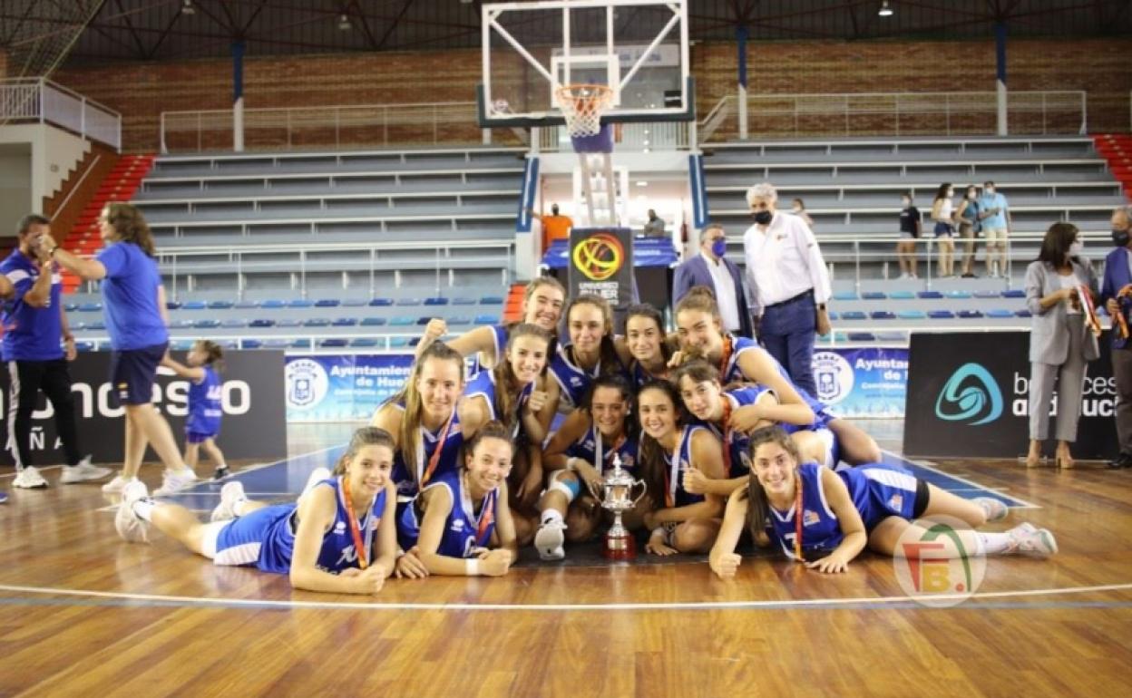 La jugadoras, con la copa de subccampeonas.