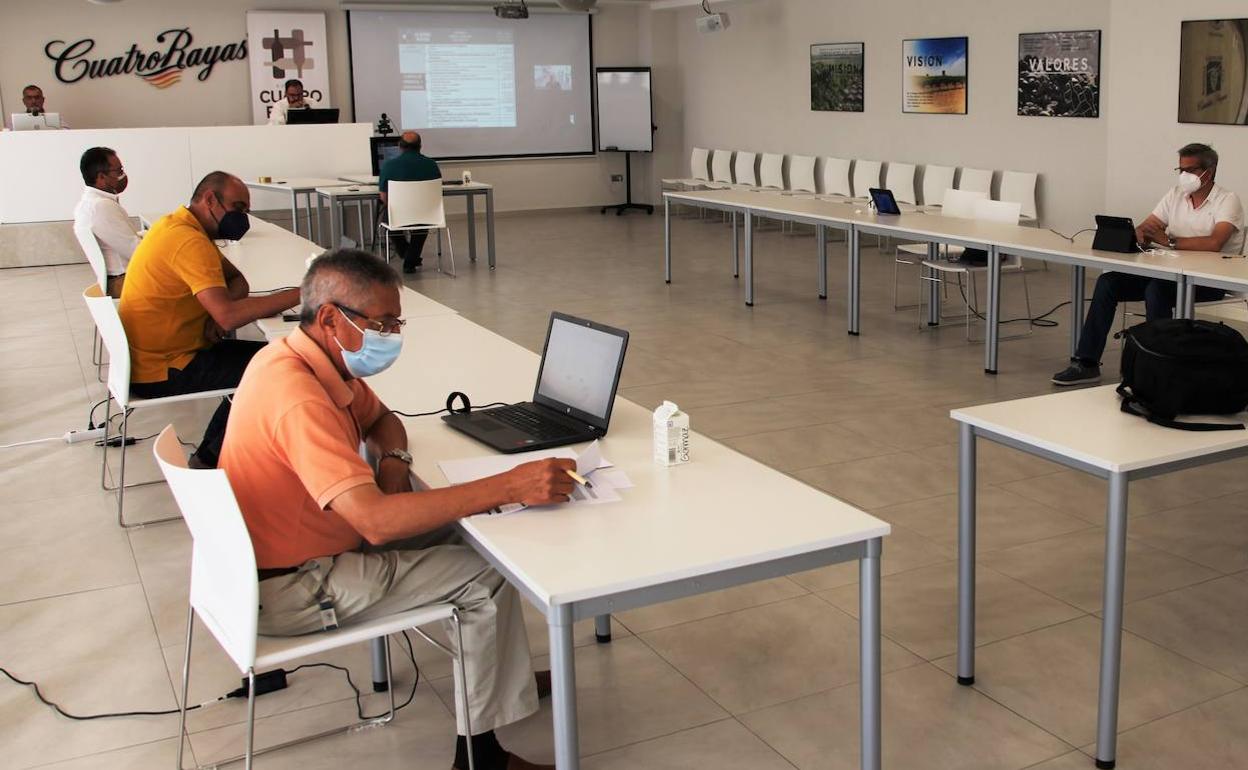 Los responsables de la Asamblea de Cuatro Rayas llevan a cabo sus intervenciones desde las instalaciones de la bodega respetando las correspondientes medidas de seguridad. 