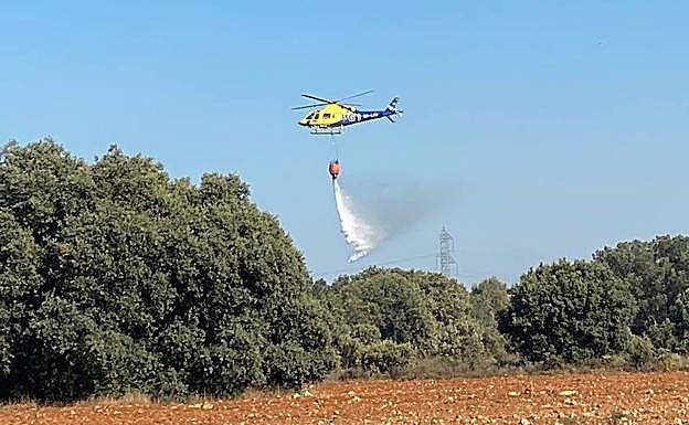 Imagen principal - Incendio que este miércoles por la tarde ha calcinado varias tierras de cultivo entre La Santa Espina y San Cebrián de Mazote. 