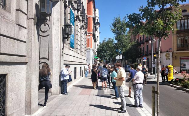 La cola para cambiar pesetas por euros, esta mañana en el Banco de España