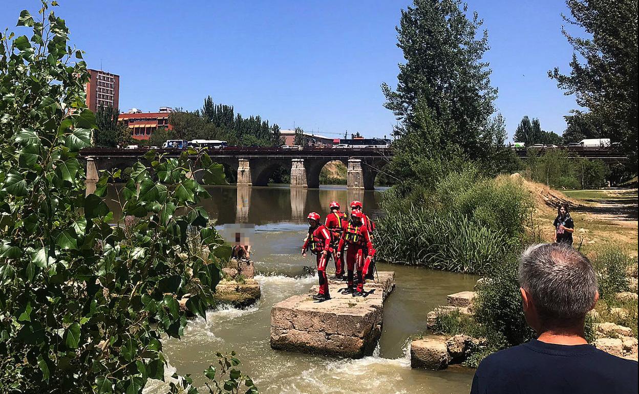 Los Bomberos rescatan a un chico de 14 años que se quedó atrapado en el Pisuerga en Valladolid