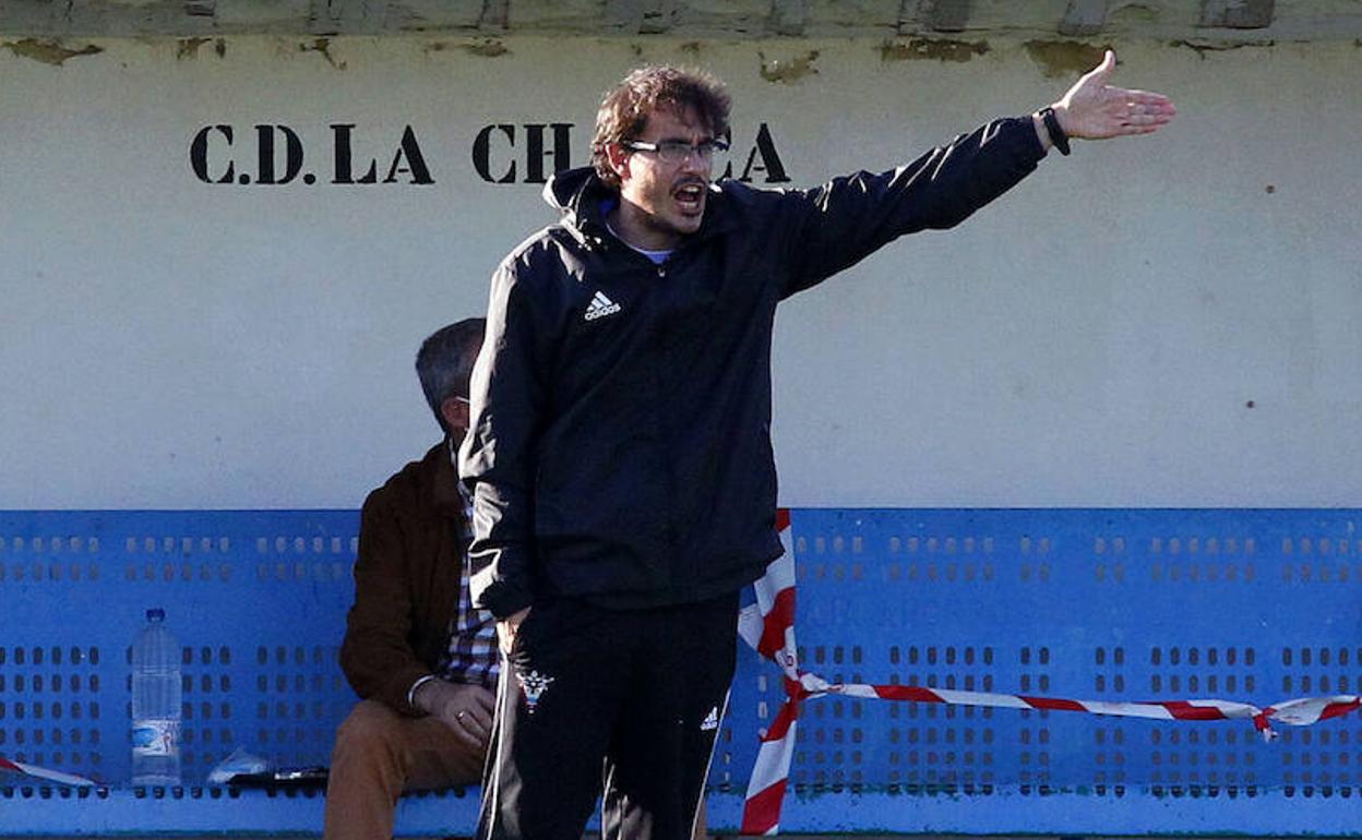 El palentino Jonathan Prado da instrucciones a sus jugadores en un partido de esta temporada.