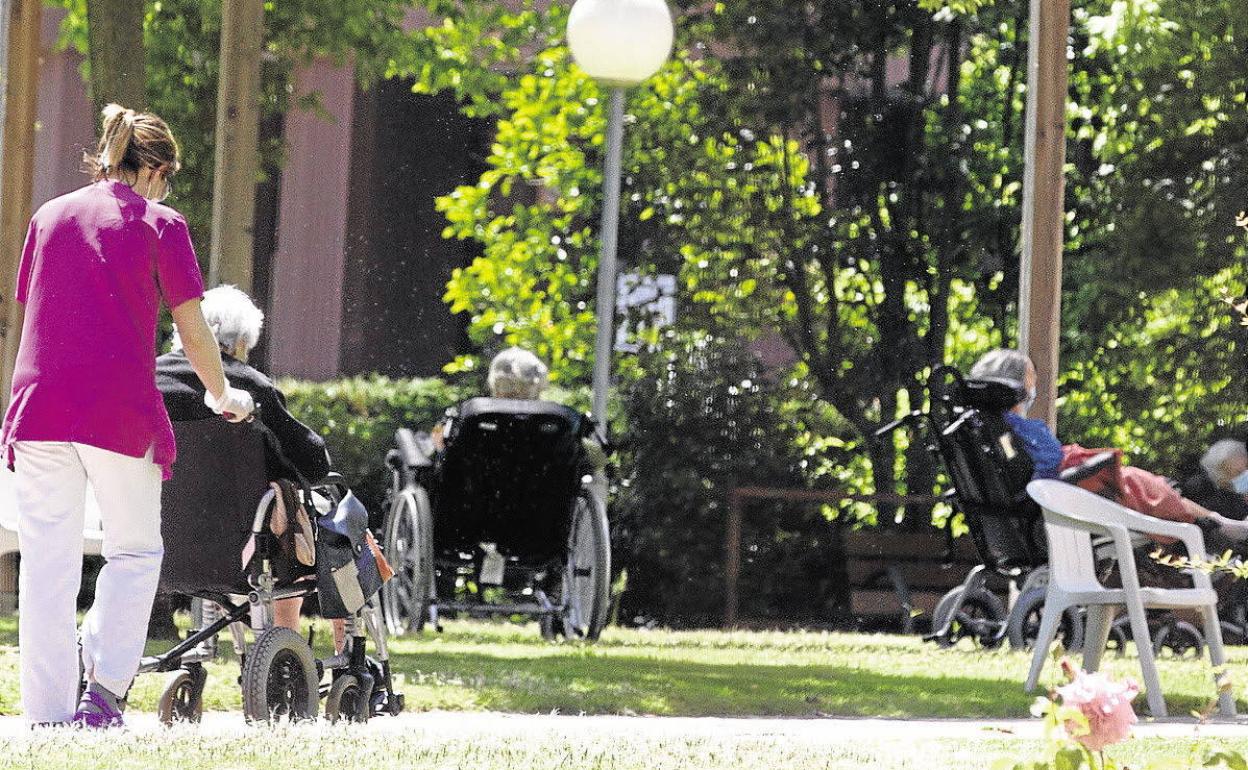 Personal y residentes de un centro geriátrico de la región.