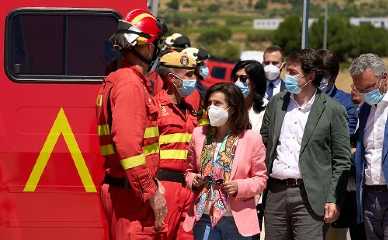 La ministra de Defensa, Margarita Robles, y el presidente de la Junta de Castilla y León, Alfonso Fernández Mañueco, asisten en Cebreros (Ávila) al ejercicio práctico de la UME «Cebreros 21» y las cuadrillas forestales del operativo de lucha contra incendios forestales de la Comunidad. 