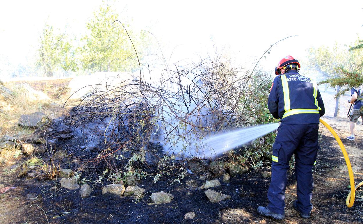 Un bombero refresca una de las zonas afectadas por el fuego.