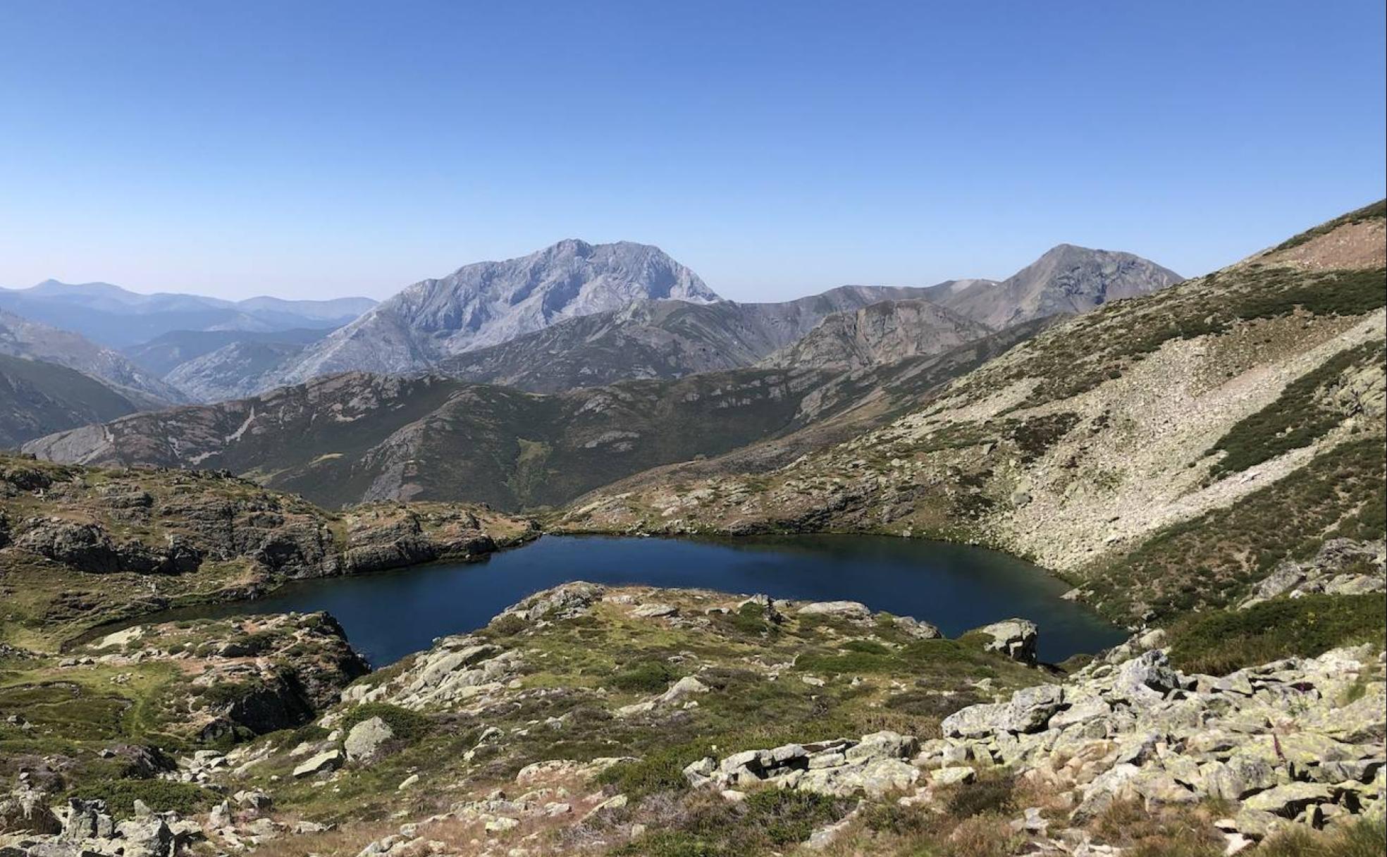 La Laguna de las Lomas vista desde el comienzo de la subida al Pico de las Lomas; al fondo, el Espigüete.