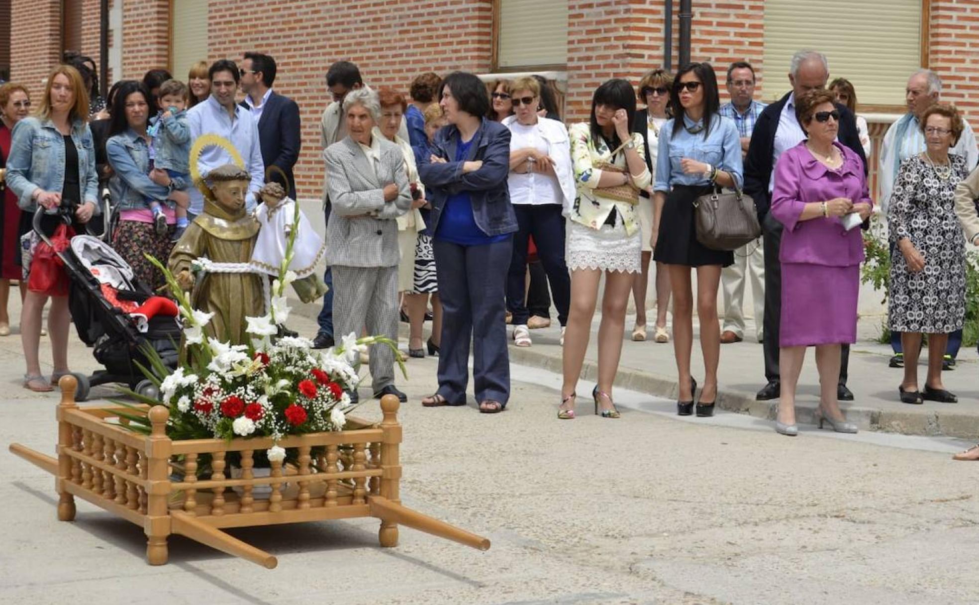 Vecinos de Rubí de Bracamonte durante la procesión en honor a San Antonio de Padua, al que los solteros tiran del cordón de la túnica.