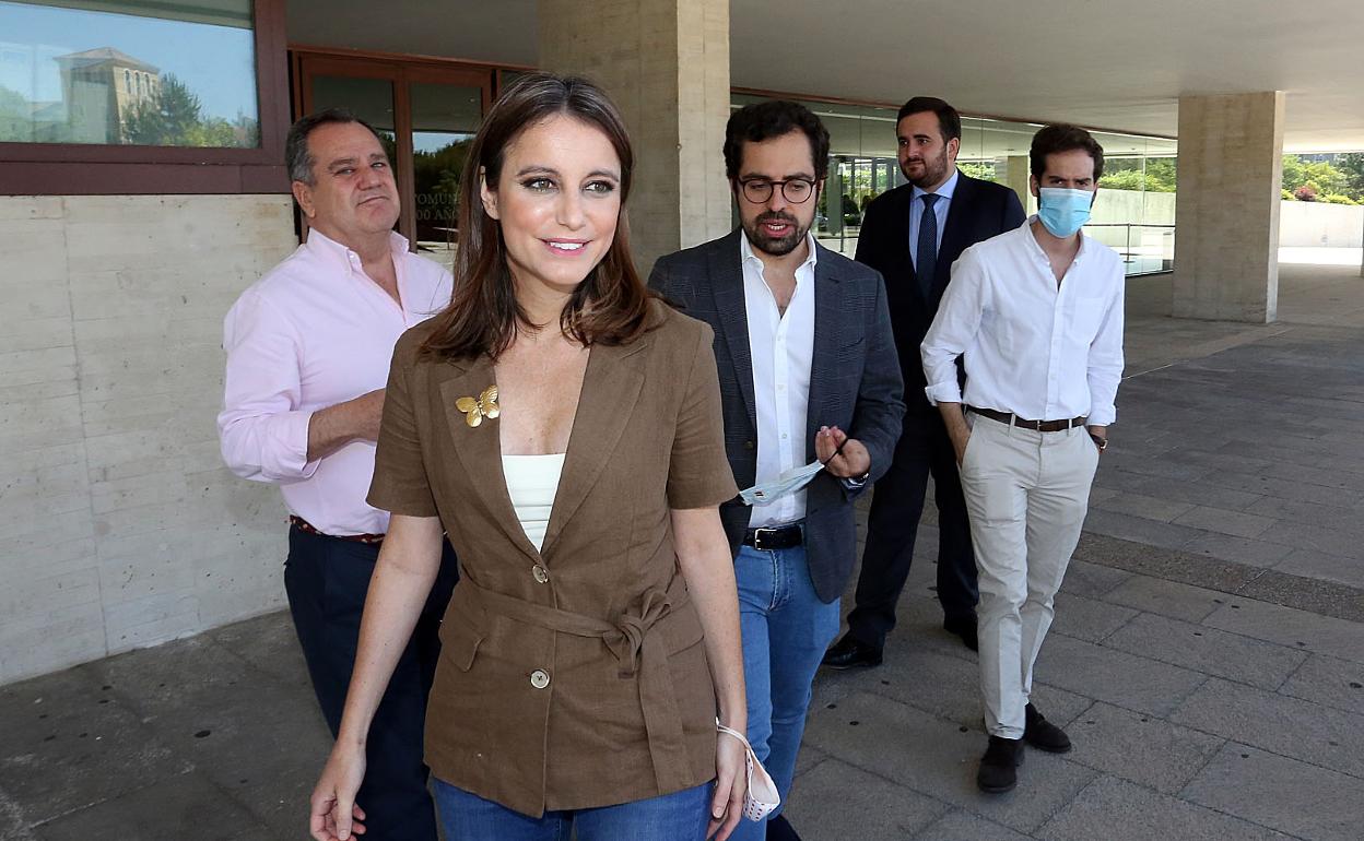 Andrea Levy, ayer, a las puertas de las Cortes de Castilla y León con dirigentes del PP de Valladolid.