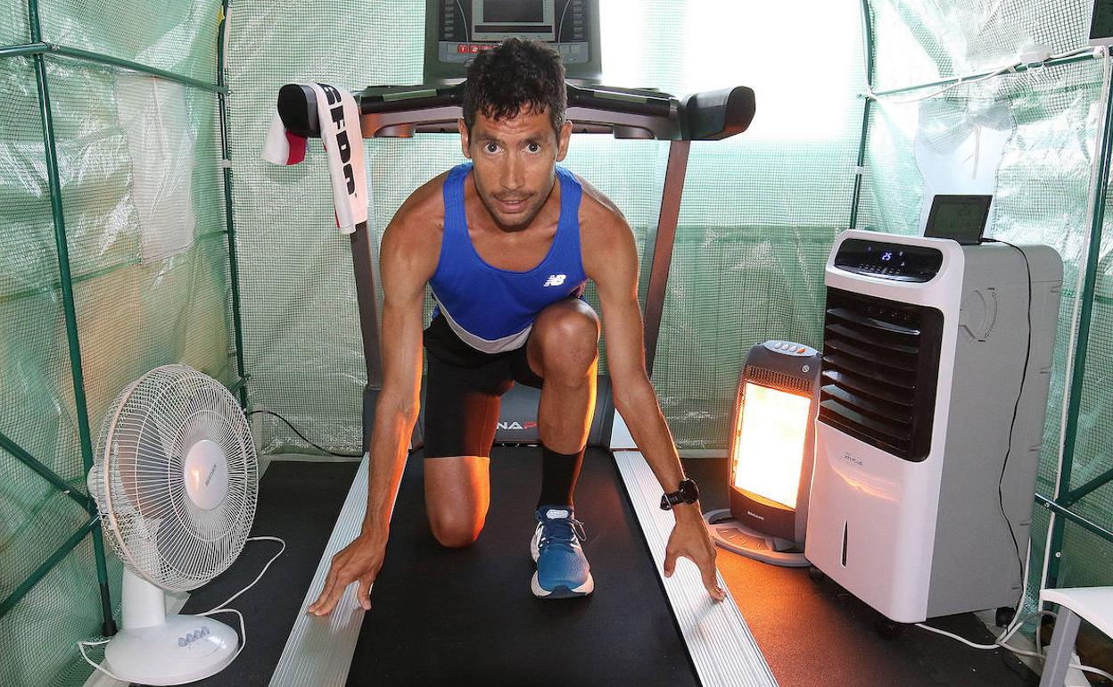 Javier Guerra en la habitación que recrea las condiciones de calor y humedad de Japón.