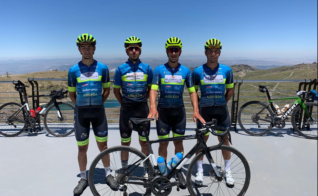 El equipo de Globalia posan en Sierra Nevada 