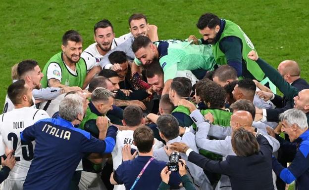 Italia aparta a Bélgica del camino de Wembley