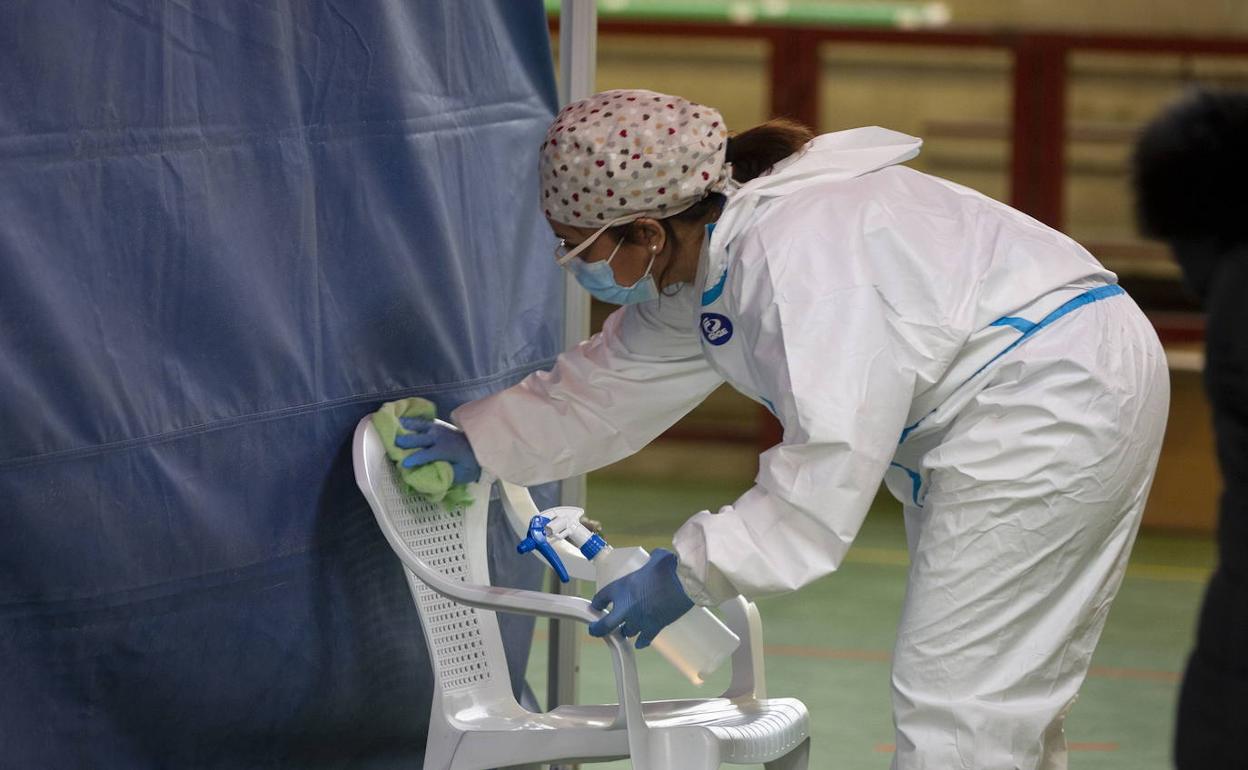 Limpieza de una silla para hacer PCR en Laguna de Duero. 