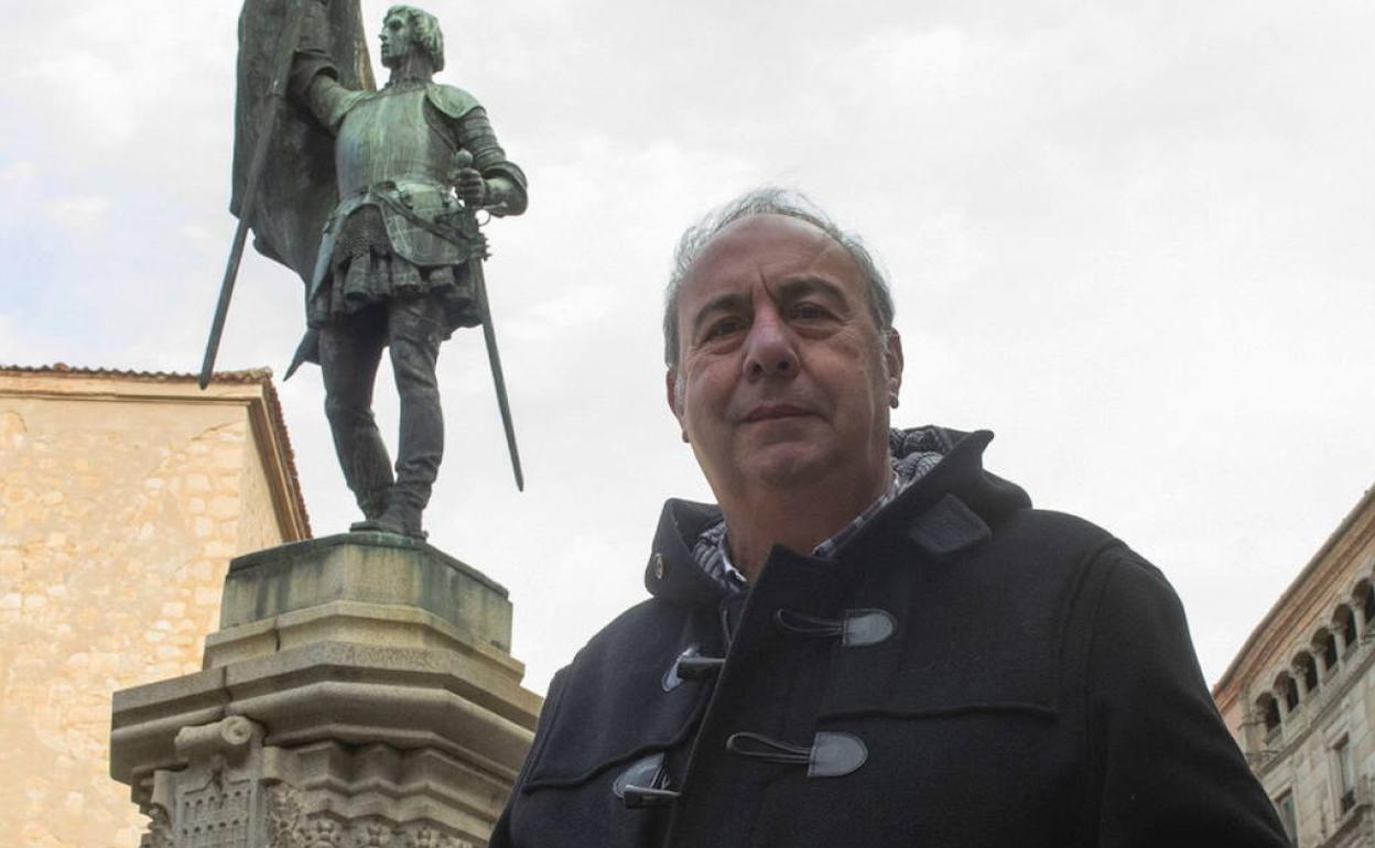 Fernando Ortiz en Segovia, ante la estatua de Juan Bravo.